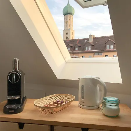 Bright - Super Spacious - King Bed, Kitchen, Free Parking アパート アウグスブルク