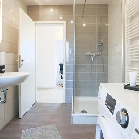 Bright - Super Spacious - King Bed, Kitchen, Free Parking アパート
