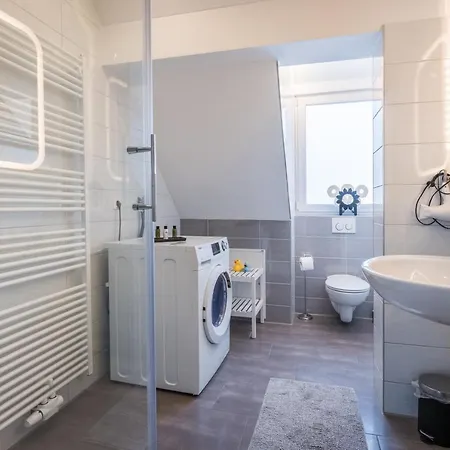 Bright - Super Spacious - King Bed, Kitchen, Free Parking アパート