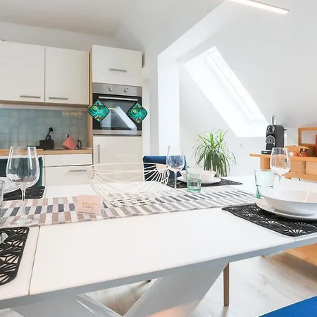 アパート Bright - Super Spacious - King Bed, Kitchen, Free Parking アウグスブルク
